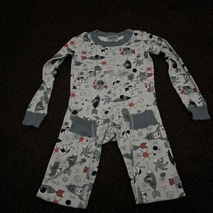 Hanna Anderson pajama set, used, like new size 5 but can fit kids sizes 4-6.